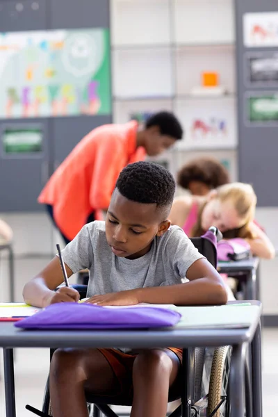 Függőlegesen Attól Hogy Egy Afro Amerikai Iskolás Tolószékben Asztalnál Osztályban — Stock Fotó