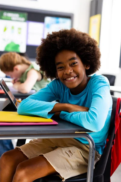 快乐多样的学童坐在教室的课桌前 包容性 学校和学习概念 — 图库照片
