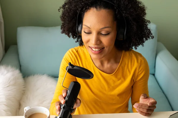 Glückliche Frau Mit Kopfhörer Und Mikrofon Podcasting Von Hause Aus — Stockfoto