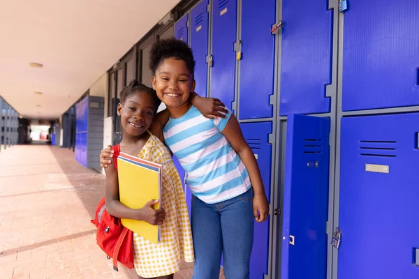 Portret Van Gelukkige Afro Amerikaanse Schoolkinderen Naast Een Kluisje School — Stockfoto