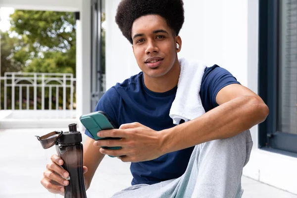 Retrato Del Hombre Biracial Feliz Usando Smartphone Auriculares Sentados Balcón —  Fotos de Stock