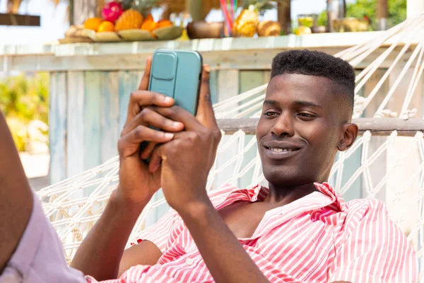 Happy Biracial Man Lying Hammock Using Smartphone Sunny Beach Bar — Stock Photo, Image