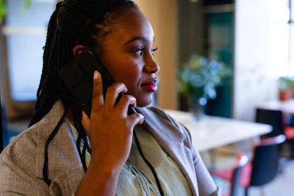 사이즈의 아프리카 미국인 사업가 사무실에서 스마트폰으로 얘기하는 것이죠 관능적 사무실 — 스톡 사진