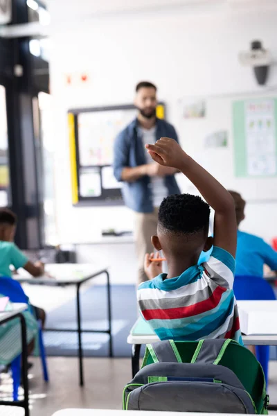 非洲裔美国男孩在不同的小学班级中高举双手 复制空间 包容性 小学教育和学习概念 — 图库照片