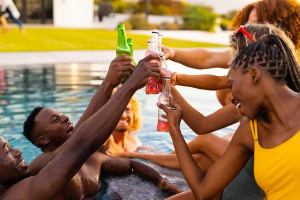 Feliz Grupo Diverso Amigos Teniendo Fiesta Piscina Bebiendo Cerveza Haciendo — Foto de Stock