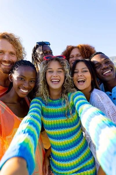 Χαρούμενη Ποικιλόμορφη Ομάδα Φίλων Που Κάνουν Πάρτι Βγάζουν Selfie Στον — Φωτογραφία Αρχείου