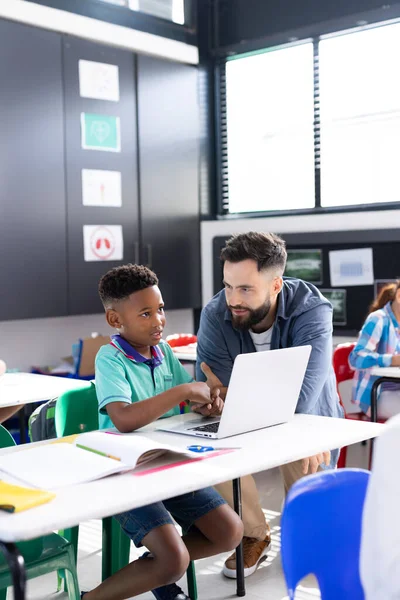 不同的男教师和男学生在他的课桌上垂直地使用笔记本电脑 复制空间 包容性 小学教育和学习概念 — 图库照片
