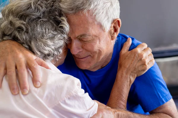 在集体治疗过程中 心烦意乱的高年级夫妇拥抱并哭泣 老年生活方式 友谊和支持 — 图库照片