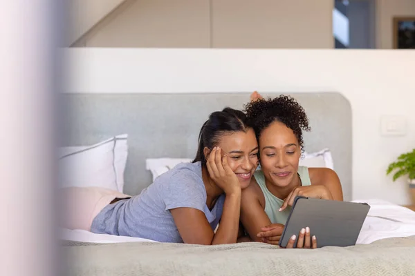 Feliz Pareja Lesbianas Birraciales Usando Tableta Cama Dormitorio Relajación Estilo — Foto de Stock