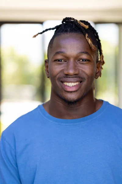Porträtt Lycklig Afrikansk Amerikan Man Tittar Kameran Och Ler Livsstil — Stockfoto