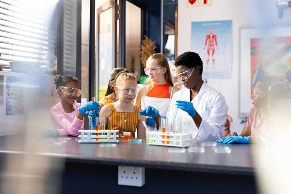 Diverse Lehrerinnen Und Schüler Bei Einem Experiment Chemieunterricht Bildung Inklusion — Stockfoto