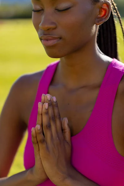 Afrikansk Amerikansk Kvinna Sitter Gräs Yogar Och Mediterar Trädgården Sport — Stockfoto