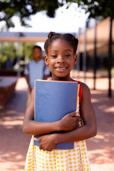 Retrato Una Colegiala Afroamericana Feliz Parada Patio Escuela Educación Infancia —  Fotos de Stock