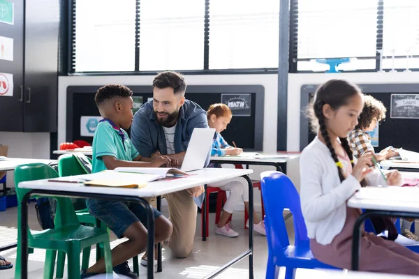 快乐的男老师和男同学在他的课桌旁使用笔记本电脑 复制空间 包容性 小学教育和学习概念 — 图库照片