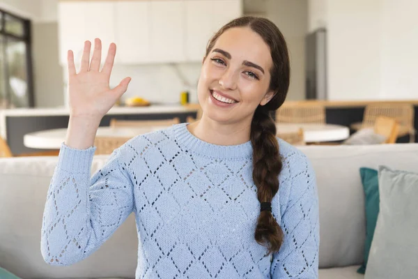 Portret Szczęśliwej Białej Kobiety Mającej Wideo Rozmowę Machającą Ręką Niebieskim — Zdjęcie stockowe