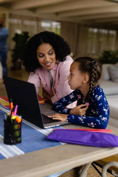 快乐的母亲帮助女儿在家里用笔记本电脑做功课聊天 复制空间 生活方式和家庭生活 — 图库照片