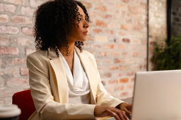 非洲裔美国女商人在办公室使用笔记本电脑 临时办公室 通信和工作 未经改动 — 图库照片