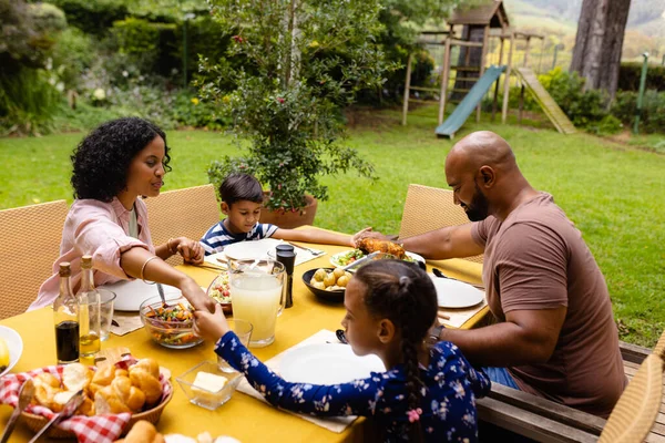 快乐的父母 儿子和女儿在饭前祈祷 在花园里牵着手吃饭 食物和生活方式 — 图库照片
