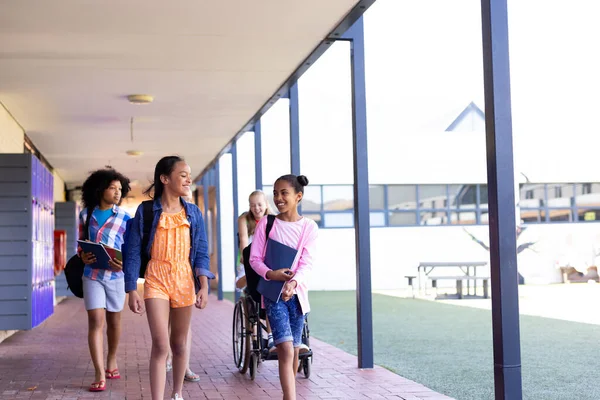 Sorridente Variegato Gruppo Studentesse Che Camminano Nel Corridoio Della Scuola — Foto Stock