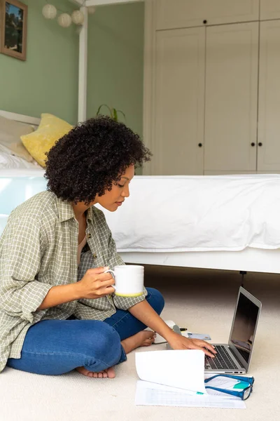 Двостороння Жінка Використовує Ноутбук Тримає Чашку Кави Сидячи Підлозі Спальні — стокове фото