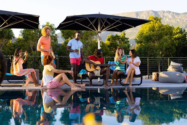 Gelukkige Gevarieerde Groep Vrienden Met Zwembadfeest Gitaar Spelen Tuin Lifestyle — Stockfoto