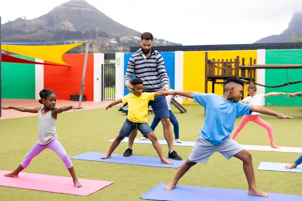Diverse Male Teacher Elementary Schoolchildren Learning Yoga Schoolyard Education Inclusivity — Stock Photo, Image