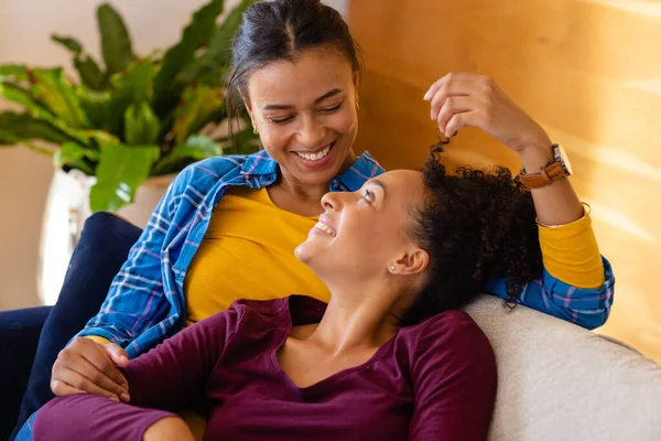 Happy Biracial Lesbian Couple Lying Sofa Living Room Lifestyle Relationship — Stock Photo, Image
