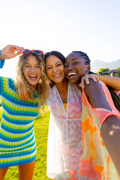 Feliz Grupo Diverso Amigos Teniendo Fiesta Tomando Una Selfie Jardín —  Fotos de Stock