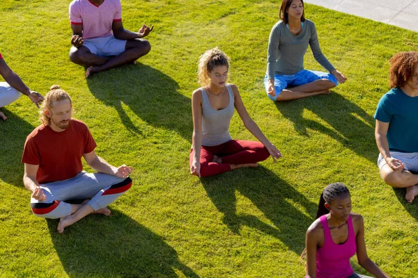 Groep Van Diverse Vrienden Die Yoga Doen Mediteren Tuin Vriendschap — Stockfoto