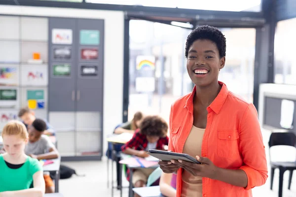 快乐的非洲裔美国女教师在课堂上拿着平板电脑的肖像 复制空间 包容性 小学教育和学习概念 — 图库照片