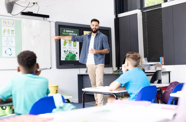 白人男教师在不同的小学课堂上使用白板 复制空间 包容性 小学教育和学习概念 — 图库照片