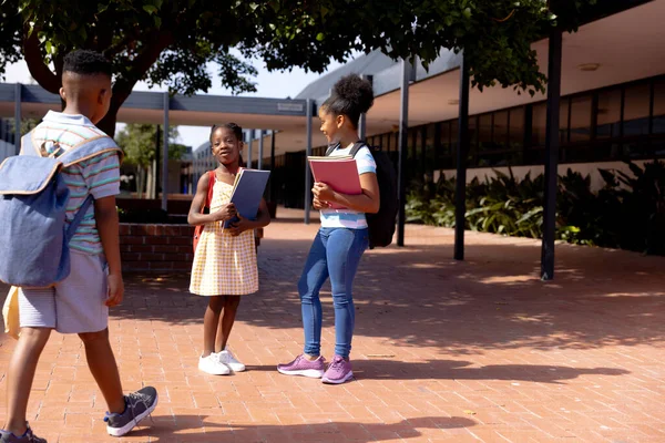 Boldog Afro Amerikai Iskolások Iskolatáskában Iskola Udvarán Oktatás Gyermekkor Általános — Stock Fotó