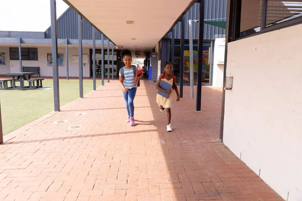 Glückliche Afrikanisch Amerikanische Schulkinder Die Der Schule Mit Notizbüchern Laufen — Stockfoto