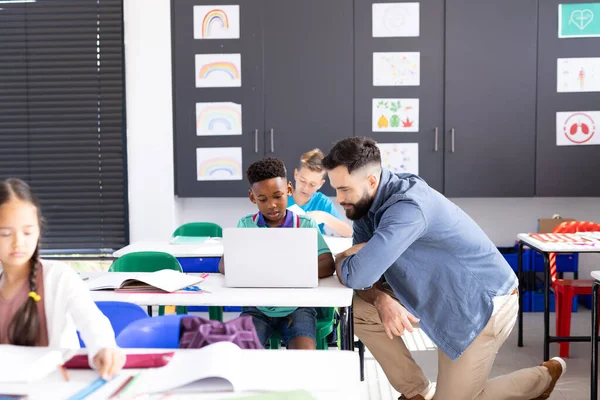 Boldog Férfi Tanár Iskolás Fiú Laptopot Használ Asztalánál Különböző Iskolai — Stock Fotó