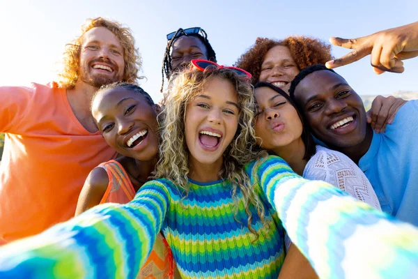 Grupo Diverso Feliz Amigos Que Fazem Festa Tirando Uma Selfie — Fotografia de Stock