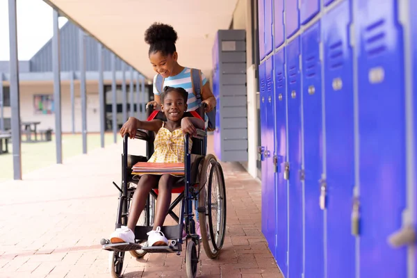 Aluna Americana Africana Feliz Cadeira Rodas Com Sua Amiga Quintal — Fotografia de Stock