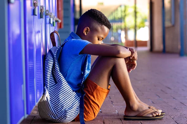 Menino Escola Afro Americano Triste Com Bolsa Escola Sentado Perto — Fotografia de Stock