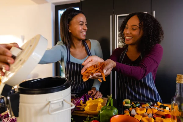 Feliz Pareja Lesbianas Birraciales Compostando Residuos Vegetales Cocina Cocina Comida —  Fotos de Stock