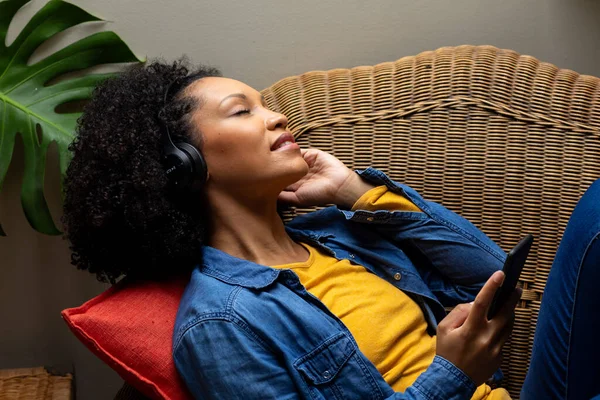 Mujer Birracial Feliz Con Auriculares Escuchando Música Usando Smartphone Casa — Foto de Stock