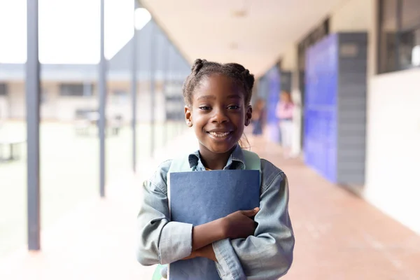 초등학교 복도에서 아프리카계 여학생의 초상화 포괄성 초등학교 — 스톡 사진