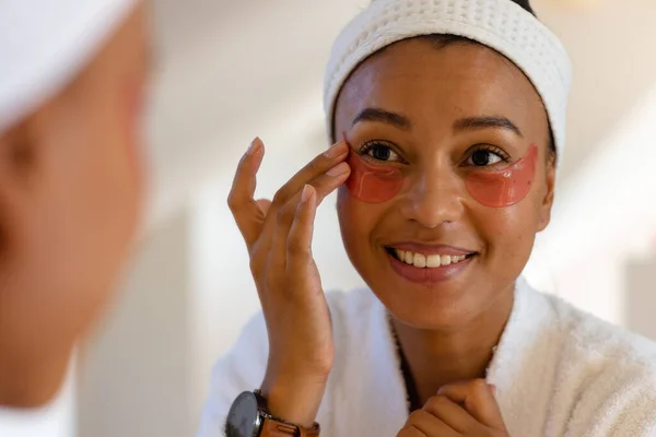 Glückliche Frau Bademantel Mit Augenmaske Badezimmer Lebensstil Schönheit Selbstpflege Wohlbefinden — Stockfoto
