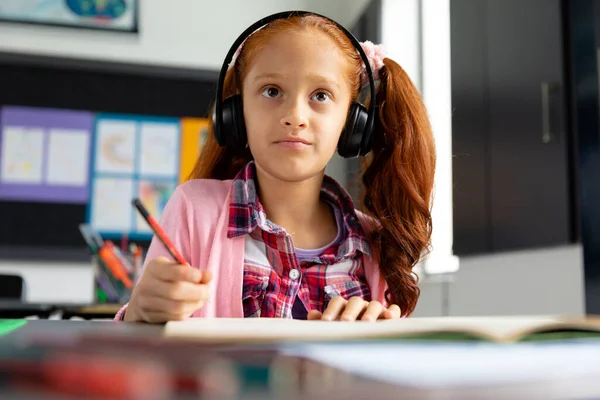 Feliz Colegiala Birracial Sentada Escritorio Con Auriculares Clase Educación Infancia —  Fotos de Stock