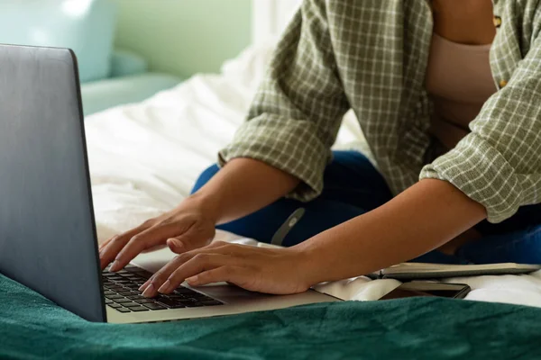 Middengedeelte Van Vrouw Met Laptop Smartphone Bed Slaapkamer Lifestyle Communicatie — Stockfoto