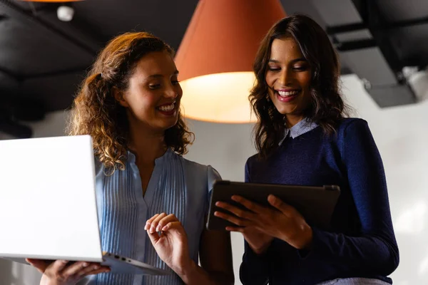 Ofiste Dizüstü Bilgisayar Tablet Kullanmaktan Bahseden Gündelik Kadınlarınız Kutlu Olsun — Stok fotoğraf