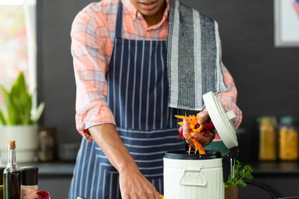 Μεσοτομή Του Σημαιοφόρου Άνδρα Φορώντας Ποδιά Προετοιμασία Γεύματος Λιπασματοποίηση Των — Φωτογραφία Αρχείου
