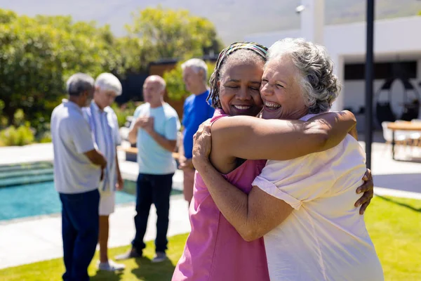 一群快乐的老年人在花园里拥抱和微笑 老年生活方式 友谊和放松 — 图库照片