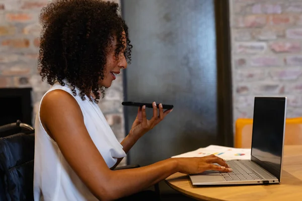 坐在轮椅上的非洲裔美国女商人使用笔记本电脑 在办公室里用智能手机交谈 临时办公室 包容性 专业和工作 未经改动 — 图库照片