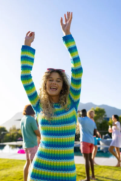 Retrato Mujer Caucásica Feliz Bailando Con Sus Amigos Fiesta Jardín —  Fotos de Stock