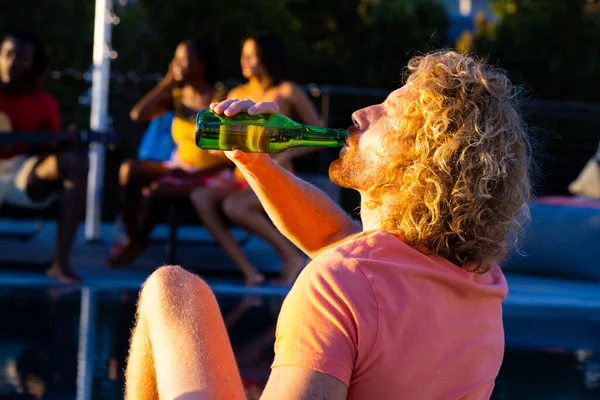 プールパーティーや庭でビールを飲む友人の幸せな多様なグループ ライフスタイル 友情とパーティー 変わらない — ストック写真