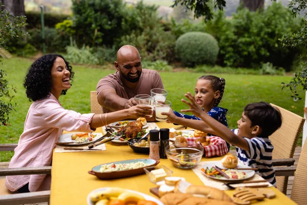 Boldog Biracial Szülők Fia Lánya Asztalnál Eszik Tósztot Mond Kertben — Stock Fotó